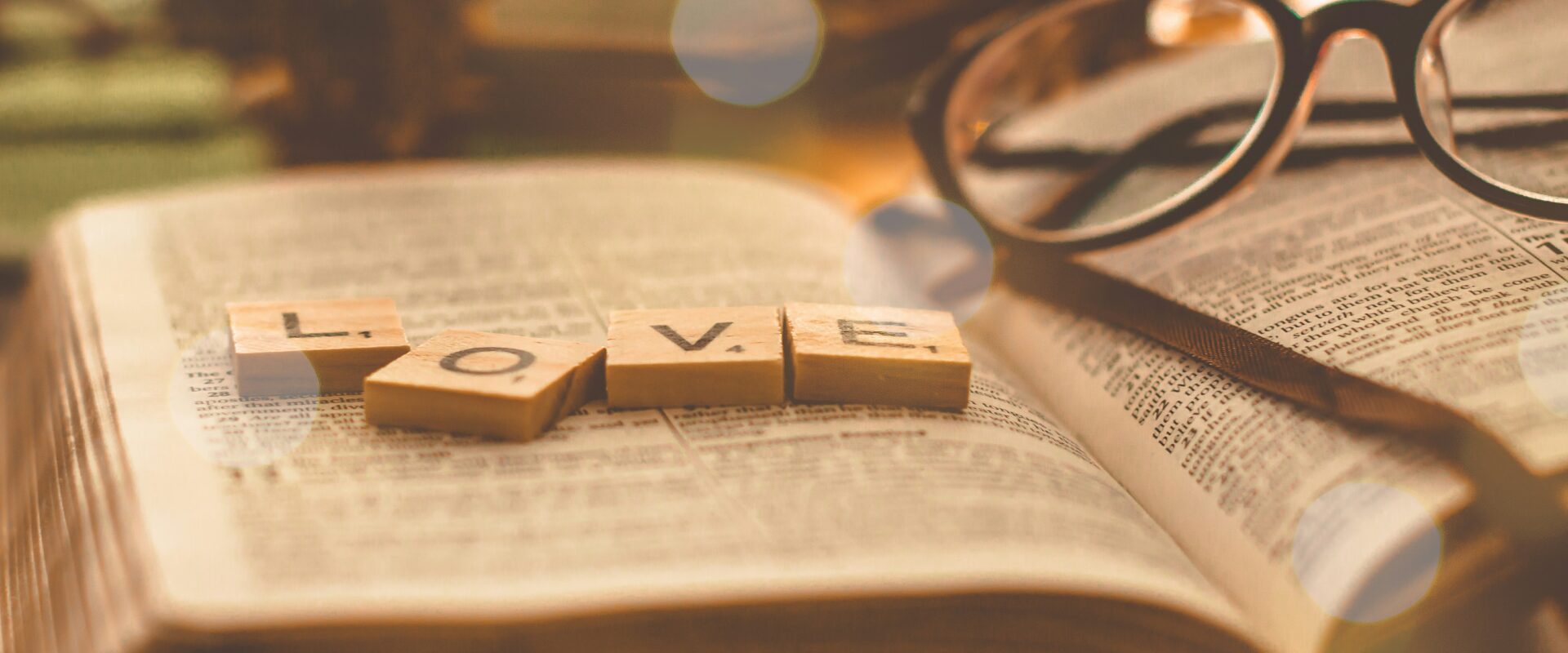 découvrez des histoires d'amour passionnantes dans love book, une sélection de romans captivants et émouvants. plongez dans des récits sentimentaux inoubliables et vivez des histoires d'amour intenses avec love book.