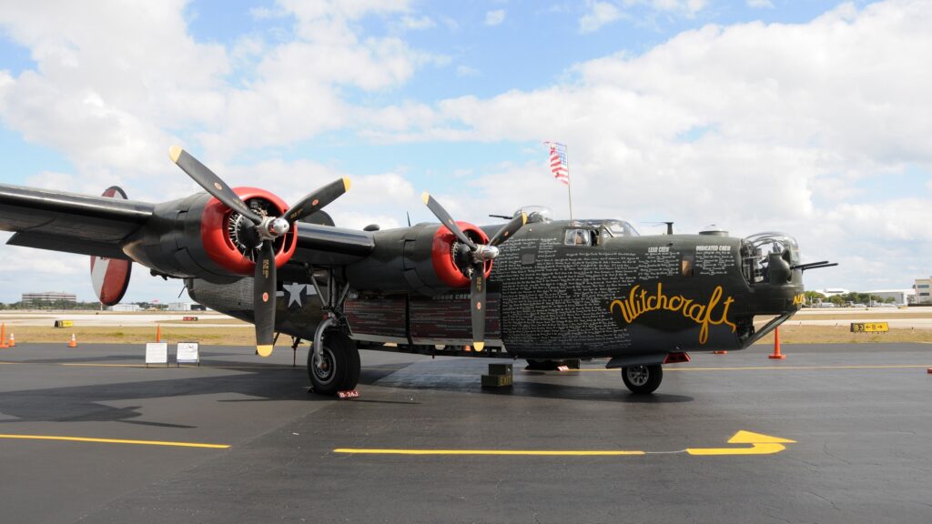 Vue aérienne d’un bombardier B-24J Liberator en vol durant la Seconde Guerre mondiale