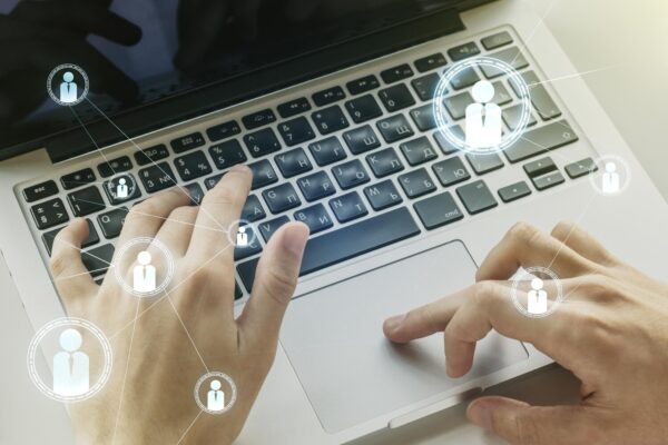 Connexion à l'intranet IAD via un ordinateur avec des icônes de réseau numérique