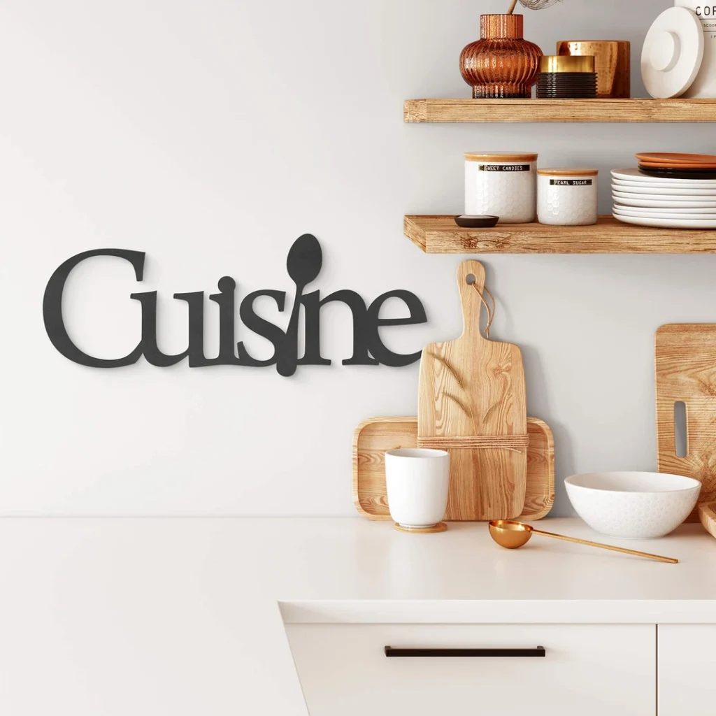 Décoration murale en bois avec le mot cuisine, idéal pour illustrer un article sur un mot de 6 lettres lié à la gastronomie