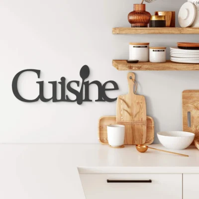 Décoration murale en bois avec le mot cuisine, idéal pour illustrer un article sur un mot de 6 lettres lié à la gastronomie