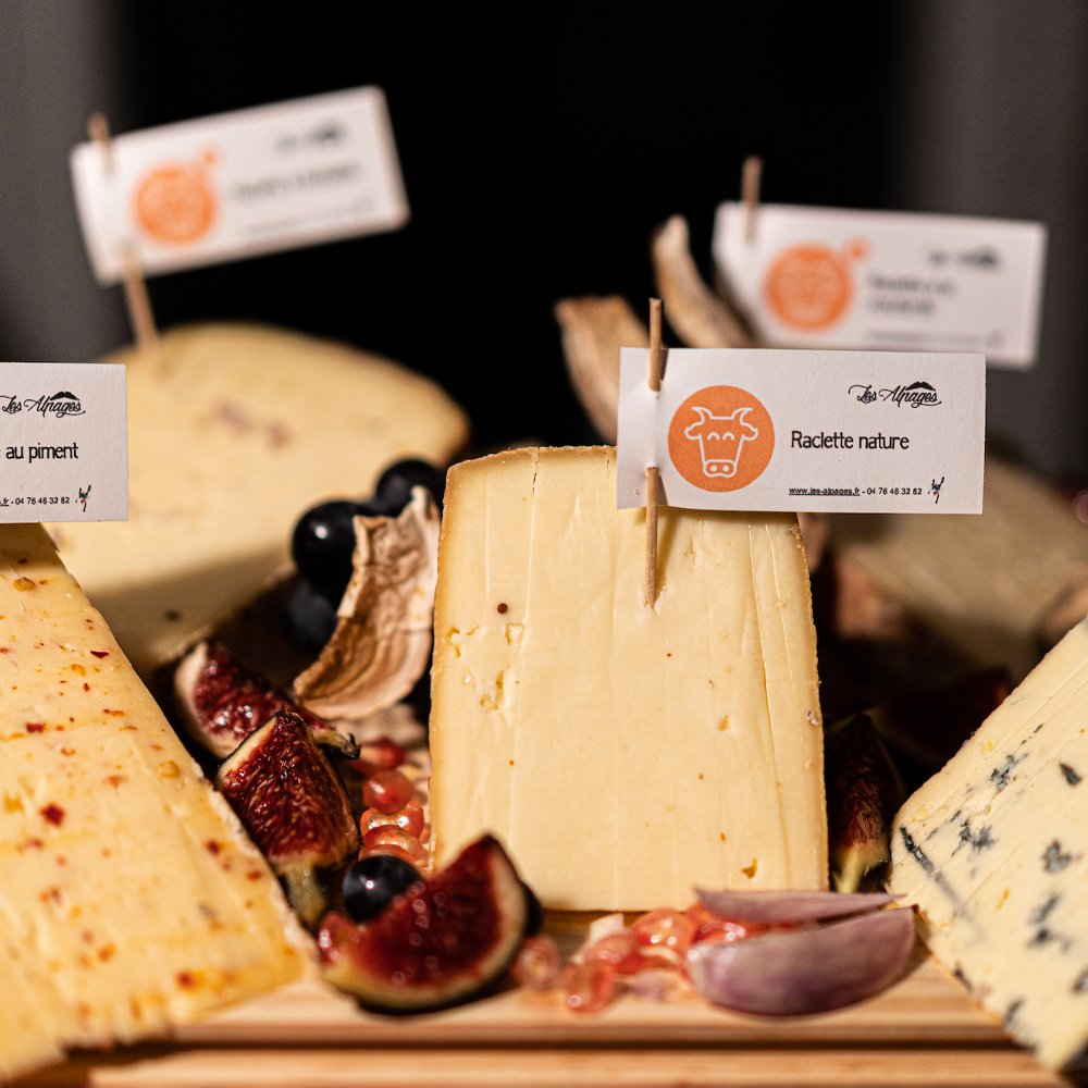 Sélection variée de fromages à raclette pour composer une raclette parfaite