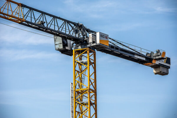 Grue Liebherr EC-B en action sur un chantier urbain moderne à Copenhague
