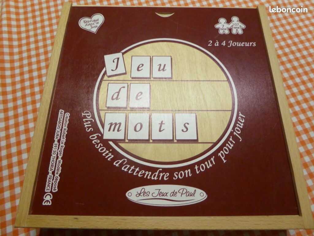 Jeu de lettres en bois représentant un mot de 8 lettres à découvrir