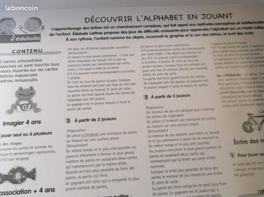 Jeune enfant découvrant les lettres de l'alphabet en jouant, idéal pour l'apprentissage des mots de 4 lettres commençant par C