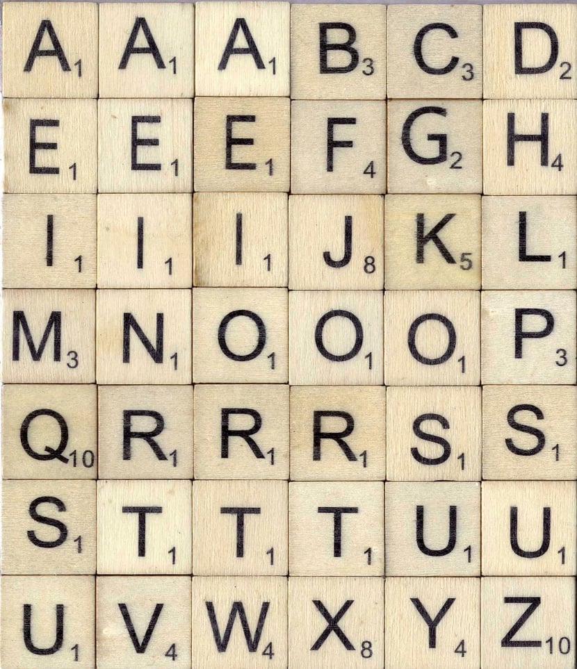 Lettres de Scrabble en bois avec la lettre X bien visible pour illustrer des mots de 6 lettres avec un X