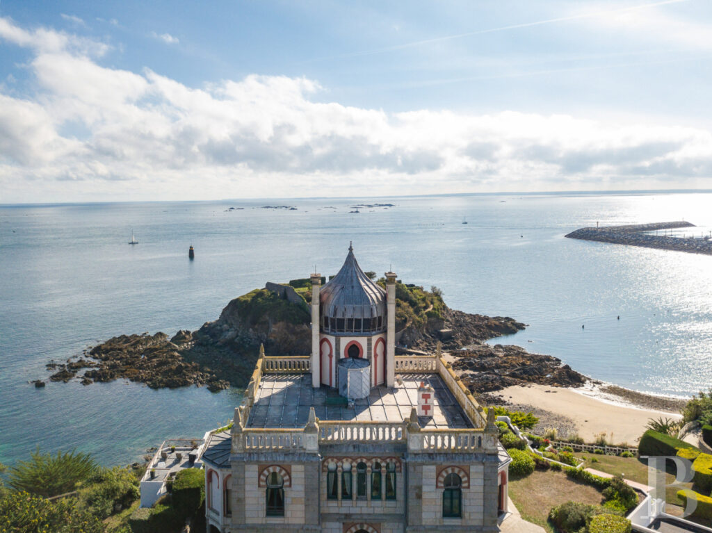 Vue imprenable sur la mer avec maison côtière en Bretagne