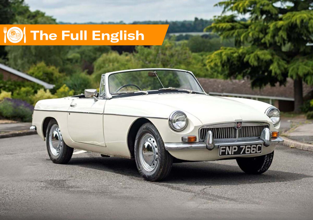 MG MGB classique sur route, voiture de collection britannique emblématique
