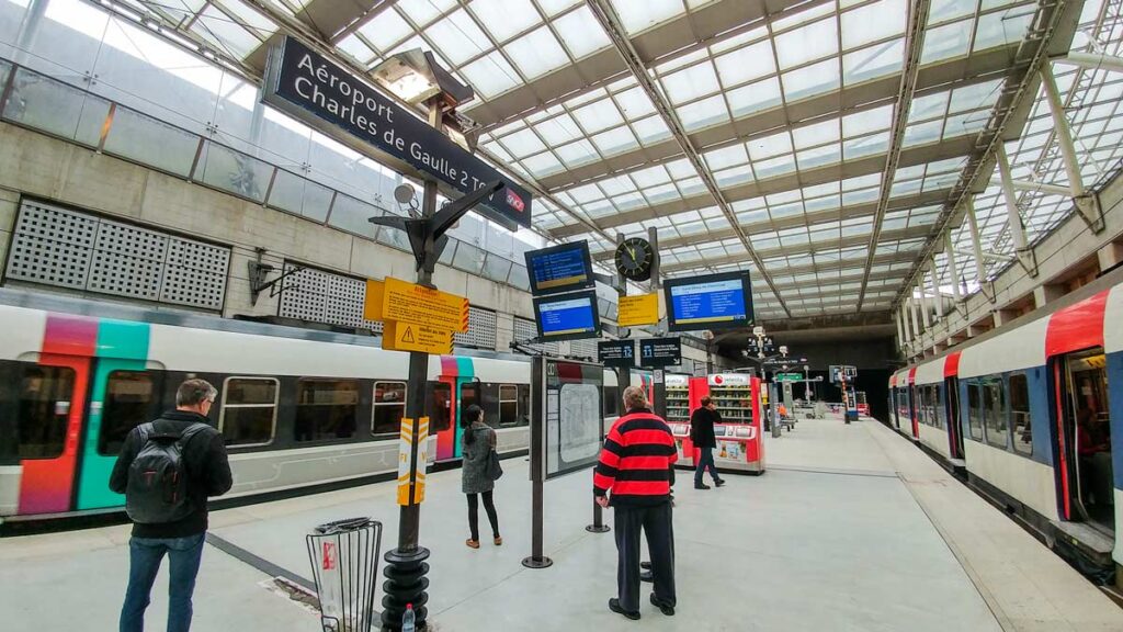 Quai du RER B à l'aéroport Charles de Gaulle pour un accès rapide à Paris
