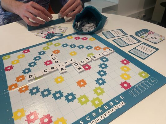 Partie de Scrabble avec des mots contenant la lettre W, illustrant les mots de 6 lettres avec un W