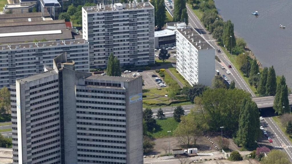 Vue du Tripode B à Toulouse avec une perspective sur son architecture emblématique